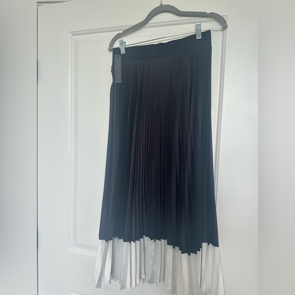 Alice + Olivia Black and White Pleated satin Skirt. Size 6 nwt